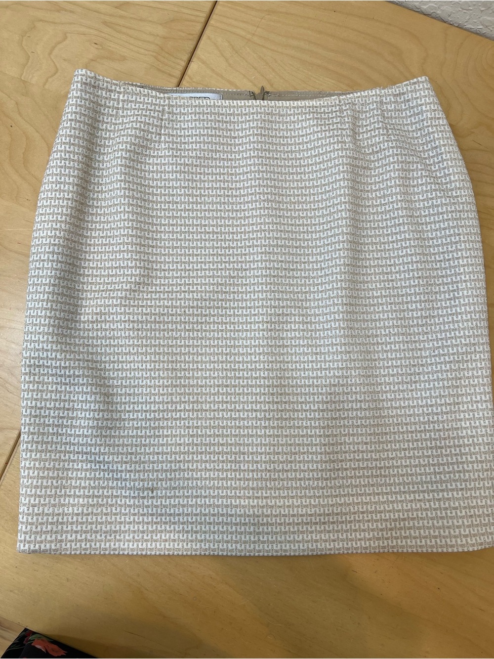 Kasper White with gold Textured Pencil Skirt